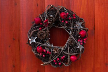 Ahşap kapıda güzel bir noel süsü.