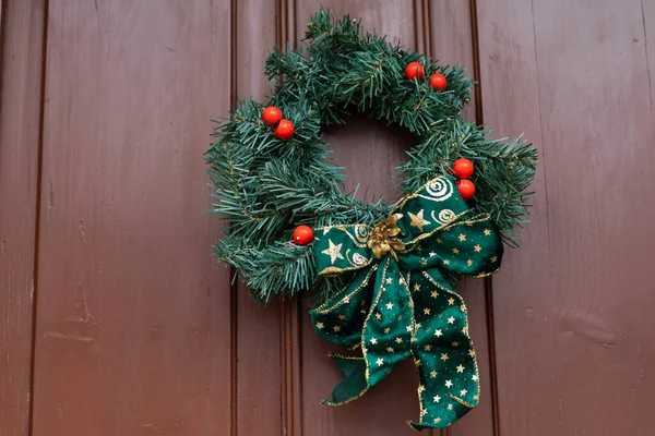 Όμορφη Χριστουγεννιάτικη Διακόσμηση Ξύλινη Πόρτα — Φωτογραφία Αρχείου