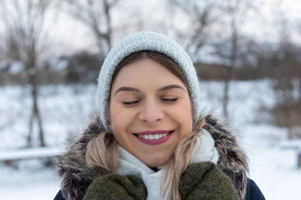 Close Retrato Mulher Caucasiana Feliz Vestindo Roupas Quentes Dia Inverno — Fotografia de Stock