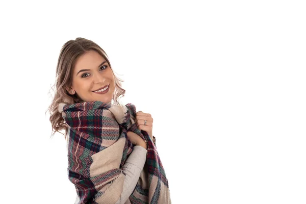 冬の日のためのベージュのニットと暖かいスカーフを身に着けている陽気な女性は孤立した背景にポーズをとっています — ストック写真
