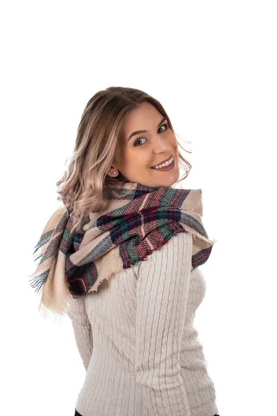 Fröhliche Frau Beiger Strickkleidung Und Warmem Schal Für Wintertage Posiert — Stockfoto