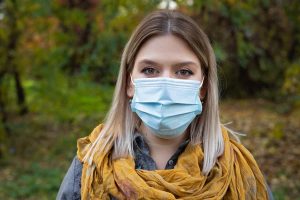Retrato Una Joven Mujer Caucásica Con Máscara Quirúrgica Aire Libre — Foto de Stock