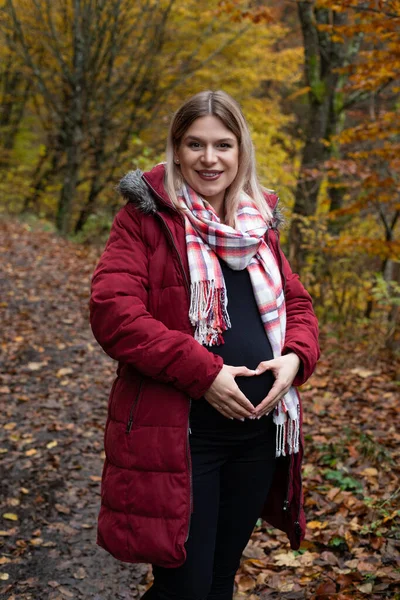 11月 一个快乐的孕妇站在户外的画像 背景是五彩斑斓的自然 — 图库照片
