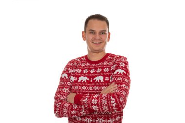 Noel temalı bir bluz giyen yakışıklı bir gencin portresi izole edilmiş arka planda örülmüş.