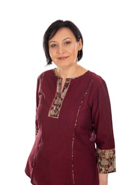 50 'li yaşlardaki neşeli bir kadının portresi izole edilmiş arka planda kameraya gülümsüyor.