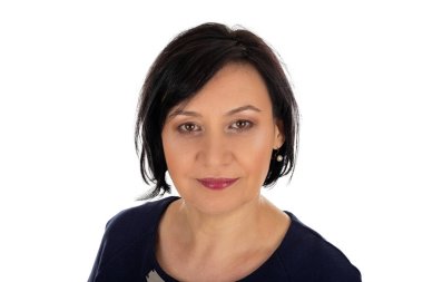 İzole edilmiş arka planda poz veren orta yaşlı güzel bir kadının portresi