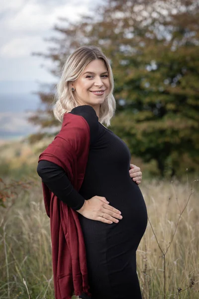 Vacker Gravid Kvinna Med Svart Klänning Poserar Utomhus Naturen — Stockfoto