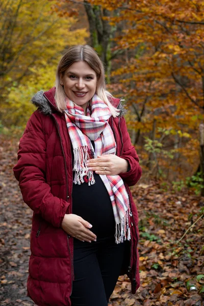 Porträtt Glad Gravid Kvinna Poserar Utomhus November Färgglad Natur Bakgrunden — Stockfoto