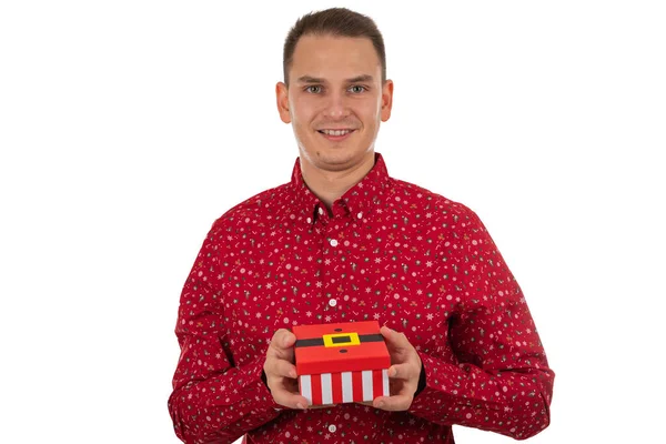 Bonito Jovem Segurando Presentes Natal Sorrindo Para Câmera Fundo Isolado — Fotografia de Stock