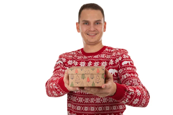 Knappe Jongeman Met Rode Kerstmis Breigoed Met Een Geschenkdoos Glimlachend — Stockfoto