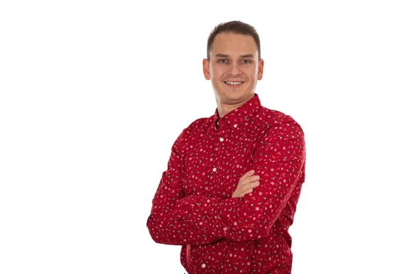 孤立した背景に赤いクリスマスのテーマシャツを着たハンサムな若い男の肖像 — ストック写真
