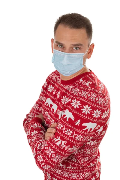 크리스마스 스타일의 뜨개질 남자의 초상화가 배경에서 외과용 마스크를 — 스톡 사진