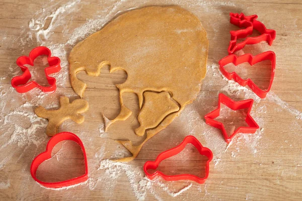 Noel Tarifleri Ahşap Arka Planda Yapımı Zencefilli Ekmek Hamuru — Stok fotoğraf