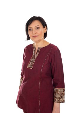 50 'li yaşlardaki neşeli bir kadının portresi izole edilmiş arka planda kameraya gülümsüyor.