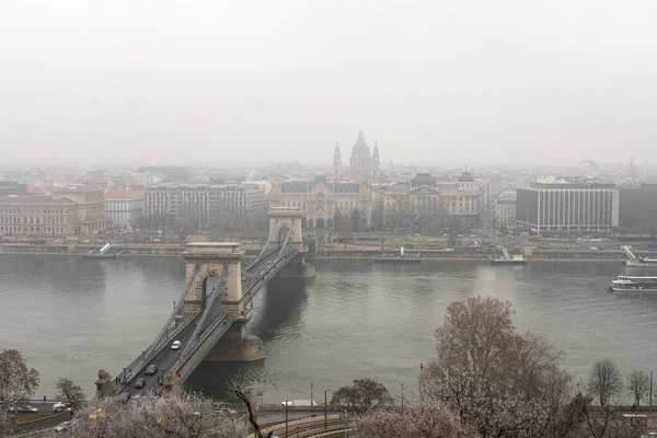 Panoramiczny Obraz Budapesztu Dunaju Oraz Most Mglisty Zimowy Dzień — Zdjęcie stockowe