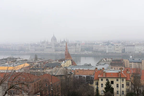 Panoramiczny Obraz Budapesztu Dunaju Oraz Most Mglisty Zimowy Dzień — Zdjęcie stockowe