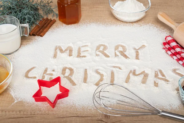 木製の背景に小麦粉で作られたメリークリスマスのテキスト クリスマスの組成 — ストック写真