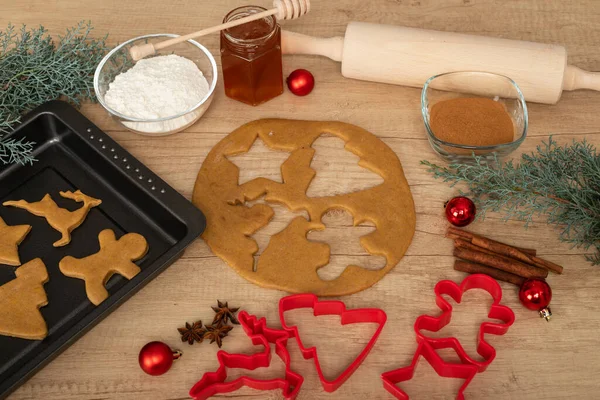 Noel Tarifleri Ahşap Arka Planda Yapımı Zencefilli Ekmek Hamuru — Stok fotoğraf