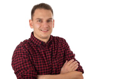 Yakışıklı genç bir iş adamının portresi izole arka planda kameraya gülümsüyor.