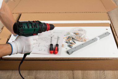 Mobilya montajı için marangoz araçlarının resmini kapat