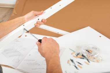 Mobilya montajı için marangoz araçlarının resmini kapat