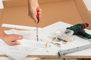 Mobilya montajı için marangoz araçlarının resmini kapat