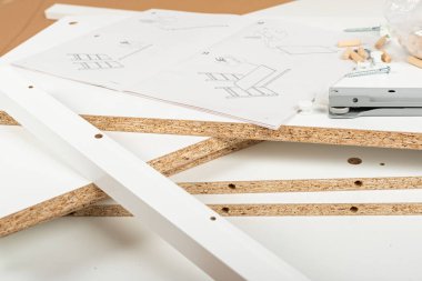 Mobilya montajı için marangoz araçlarının resmini kapat