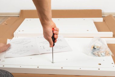 Mobilya montajı için marangoz araçlarının resmini kapat