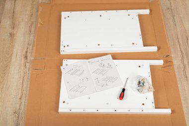 Mobilya montajı için marangoz araçlarının resmini kapat