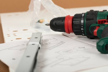 Mobilya montajı için marangoz araçlarının resmini kapat