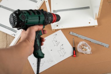 Mobilya montajı için marangoz araçlarının resmini kapat