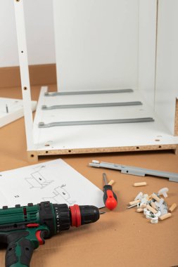 Mobilya montajı için marangoz araçlarının resmini kapat