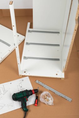 Mobilya montajı için marangoz araçlarının resmini kapat