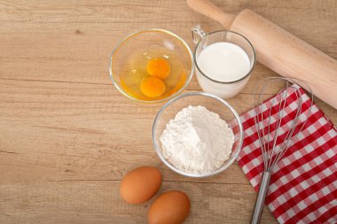Ahşap masa üzerinde ev yapımı zencefilli ekmek malzemeleri - Ahşap etkinlik geleneği, Noel tarifleri
