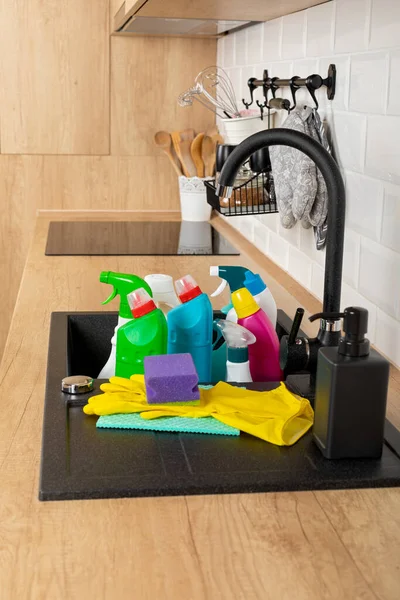 厨房里有五颜六色的清洁用品 — 图库照片