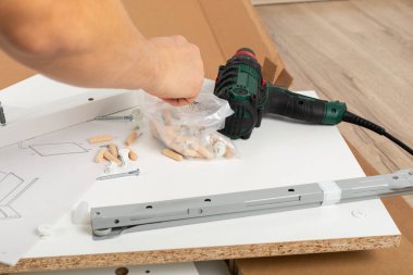 Mobilya montajı için marangoz araçlarının resmini kapat