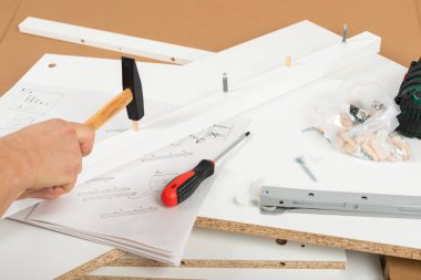 Mobilya montajı için marangoz araçlarının resmini kapat