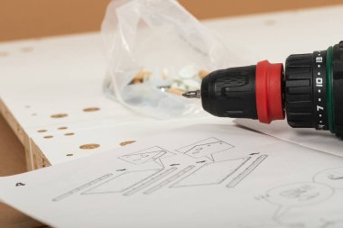 Mobilya montajı için marangoz araçlarının resmini kapat