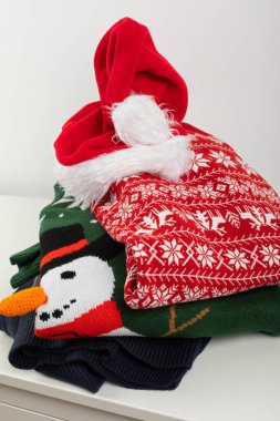 Noel tarzı örülmüş kazaklar evdeki dolapta, şenlikli kıyafetler.