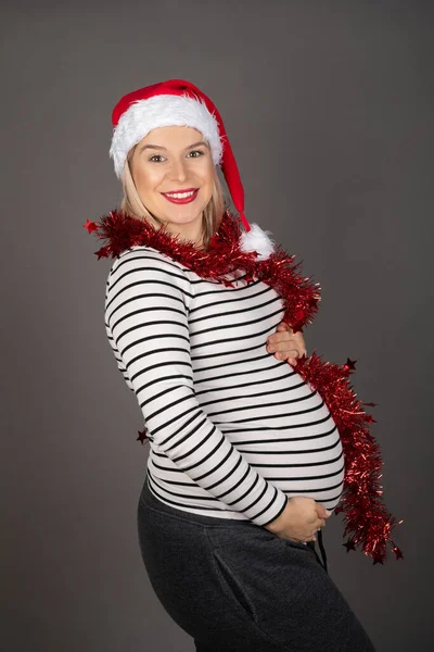 Mooie Zwangere Vrouw Derde Trimester Het Dragen Van Santa Hoed — Stockfoto