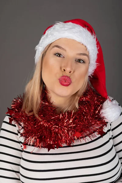 Mulher Com Chapéu Papai Noel Guirlanda Vermelha Está Enviando Beijo — Fotografia de Stock