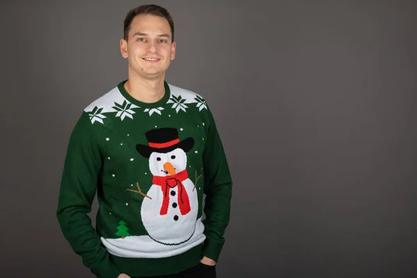 Młody Człowiek Ubrany Drutach Świątecznym Stylu Pullover Pozuje Szarym Tle — Zdjęcie stockowe