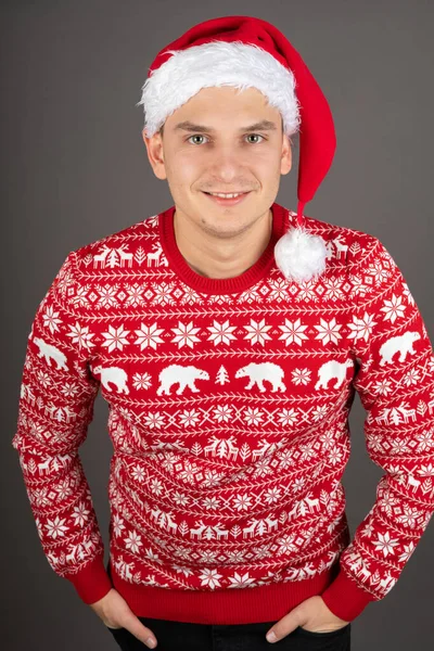 Bonito Jovem Vestindo Chapéu Papai Noel Pulôver Estilo Natal Vermelho — Fotografia de Stock