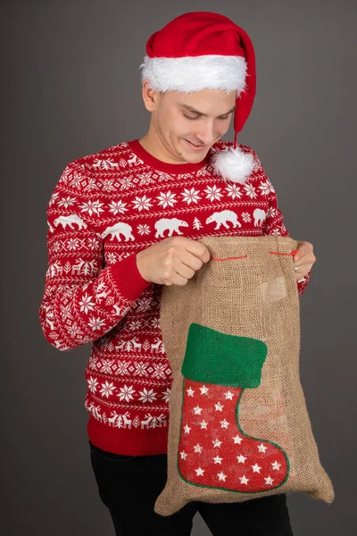 Bonito Jovem Vestindo Chapéu Papai Noel Pulôver Estilo Natal Vermelho — Fotografia de Stock