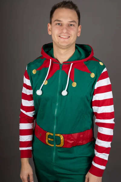 Retrato Homem Bonito Vestindo Traje Grinch Está Sorrindo Para Câmera — Fotografia de Stock