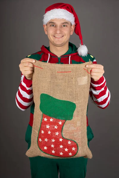 Retrato Homem Bonito Vestindo Traje Grinch Está Sorrindo Para Câmera — Fotografia de Stock