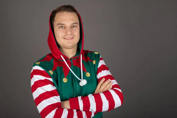 Retrato Hombre Guapo Con Traje Grinch Sonríe Cámara Sobre Fondo —  Fotos de Stock