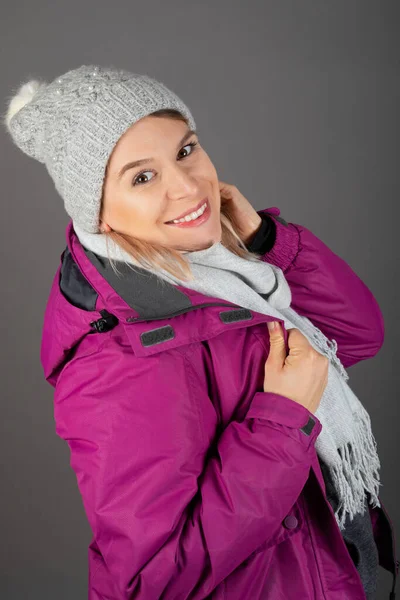 Retrato Mulher Alegre Vestindo Jaqueta Inverno Rosa Boné Pele Fundo — Fotografia de Stock