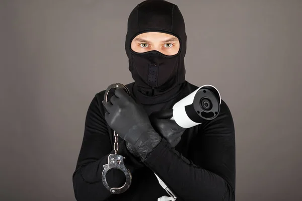 Dieb Mit Schwarzer Gesichtsmaske Versucht Überwachungskamera Auszuschalten — Stockfoto