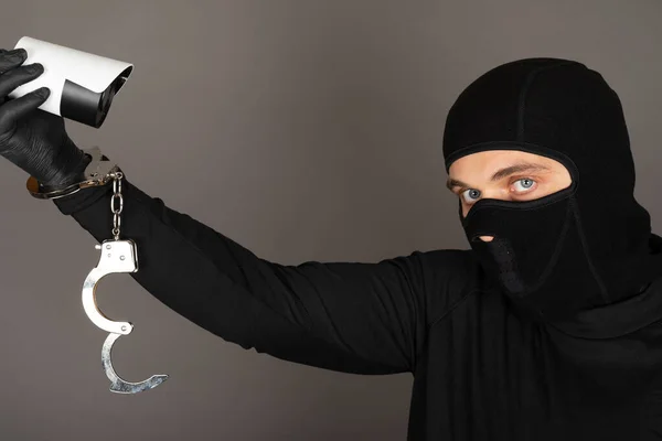 Siyah Maskeli Bir Hırsızın Fotoğrafı Güvenlik Kamerasını Kapatmaya Çalışıyor — Stok fotoğraf